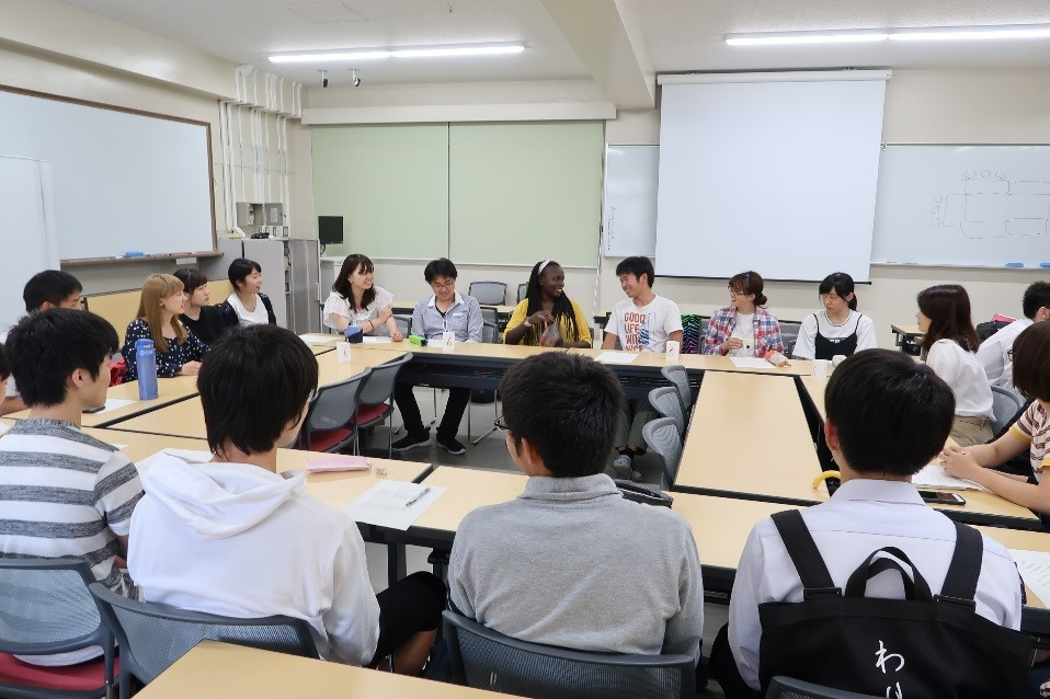 大学の授業で日本の文化について話し合う