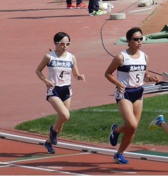 女子5000mで優勝した森野純夏（地協1）さんと3位に入った朝日佳奈（人文４）さん.jpg
