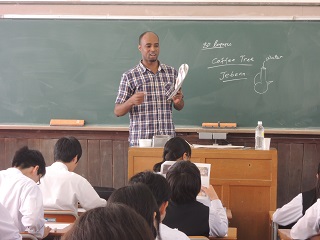 県立高校で留学生が授業