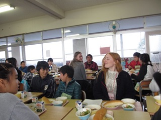 留学生と高知市立第四小学校6年生との英語による交流事業